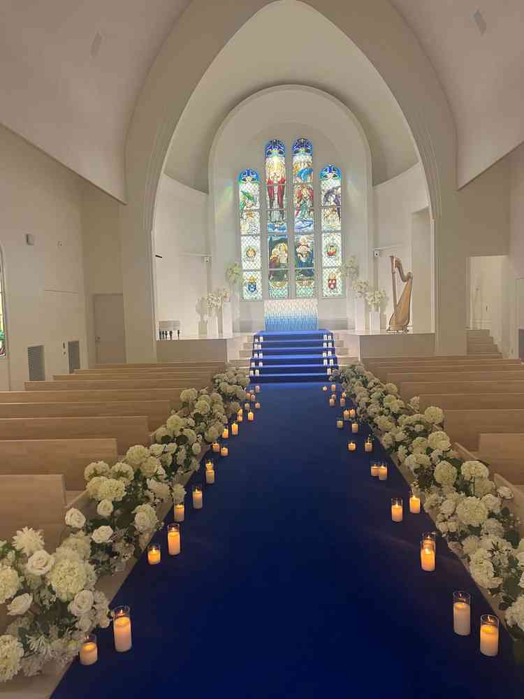 ステンドガラスがきれいなチャペル