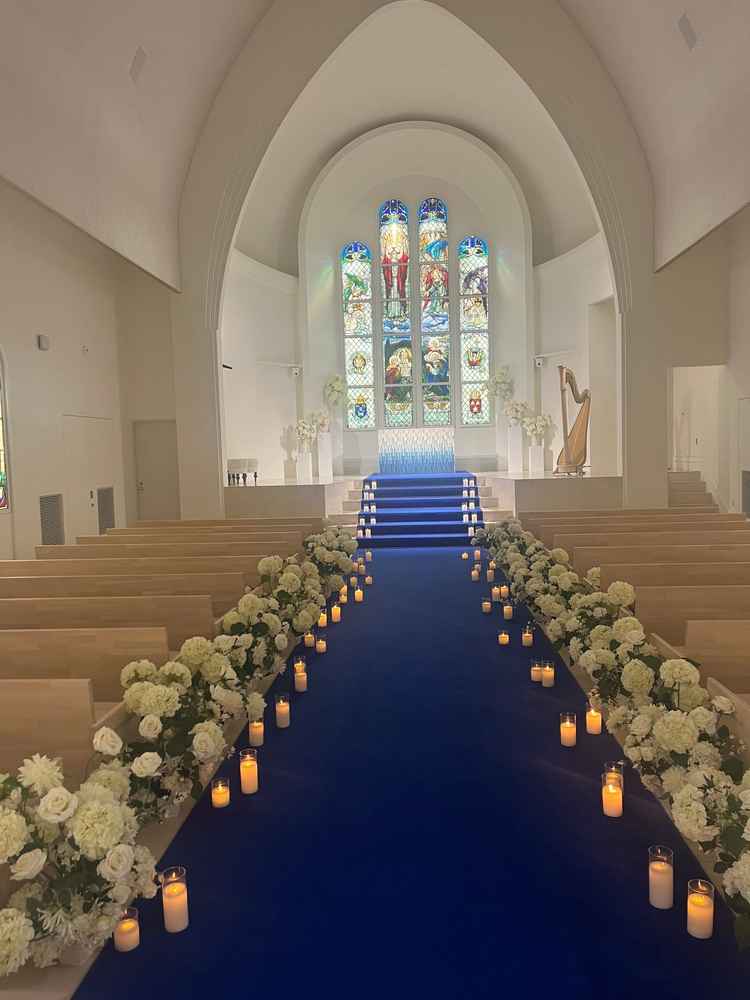 ステンドガラスがきれいなチャペル