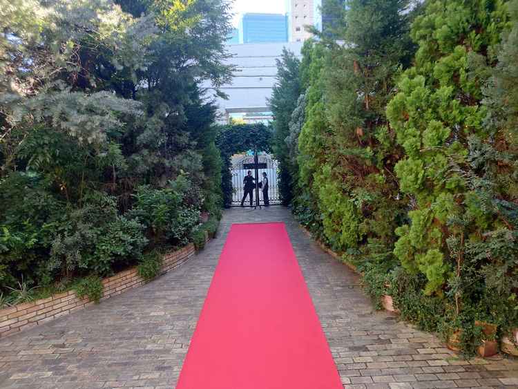 会場入口から挙式会場の入口までの赤いカーペット