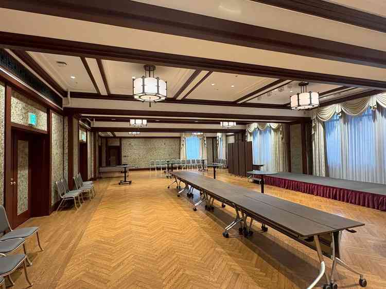 レトロモダンな重厚感漂う大人のウエディングパーティを叶える「鳳凰」