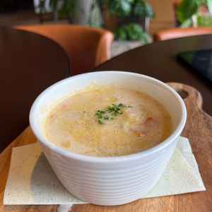 お店の人気料理、クラムチャウダー