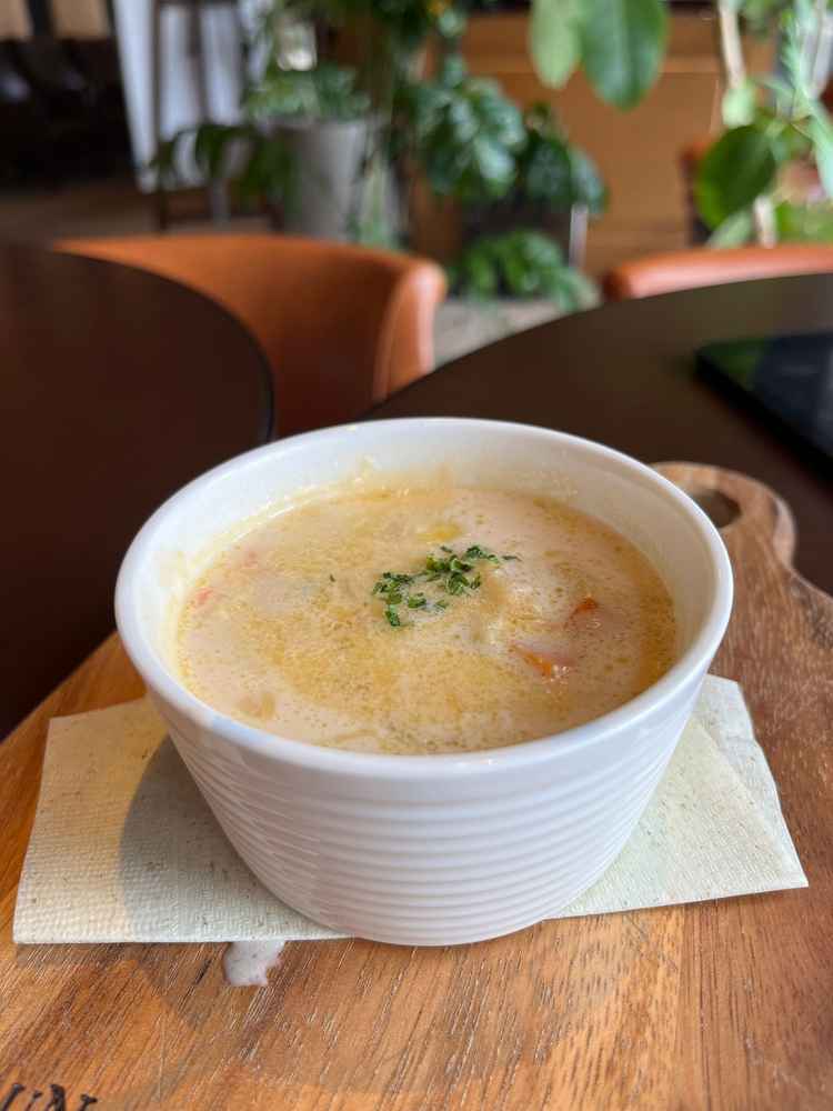 お店の人気料理、クラムチャウダー