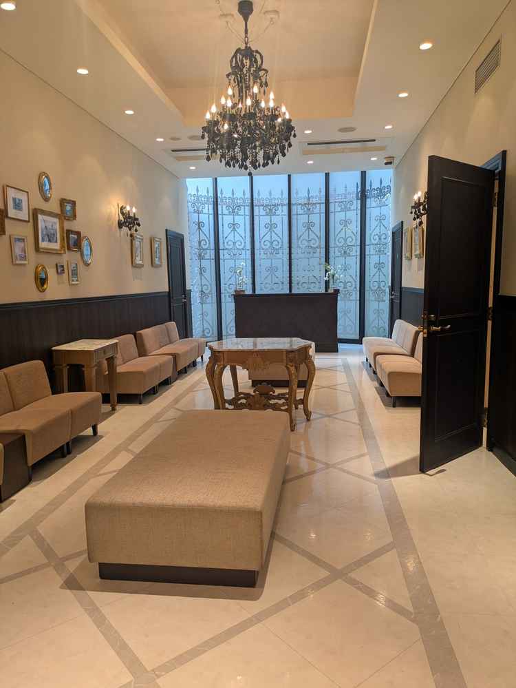 ロビーのスペースの額縁は自分たちの写真を飾ることもできるそうです。