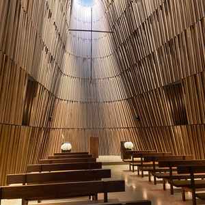 チャペルの壁の木が段差になっており、光の入り方にいいムラができて、幻想的な雰囲気をだしている。