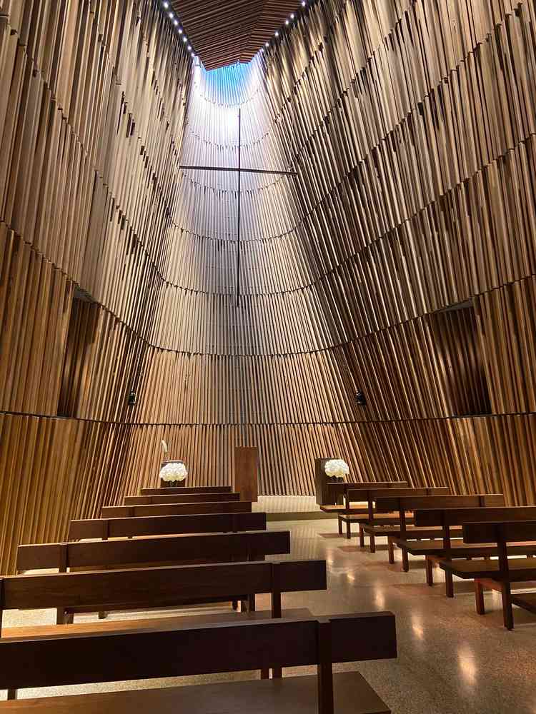 チャペルの壁の木が段差になっており、光の入り方にいいムラができて、幻想的な雰囲気をだしている。