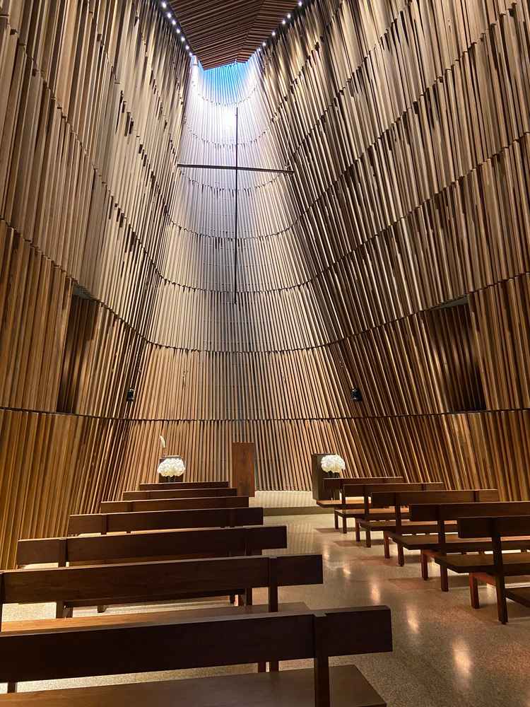 チャペルの壁の木が段差になっており、光の入り方にいいムラができて、幻想的な雰囲気をだしている。