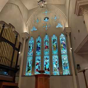 ステンドグラスが綺麗でした。パイプオルガンも素敵。