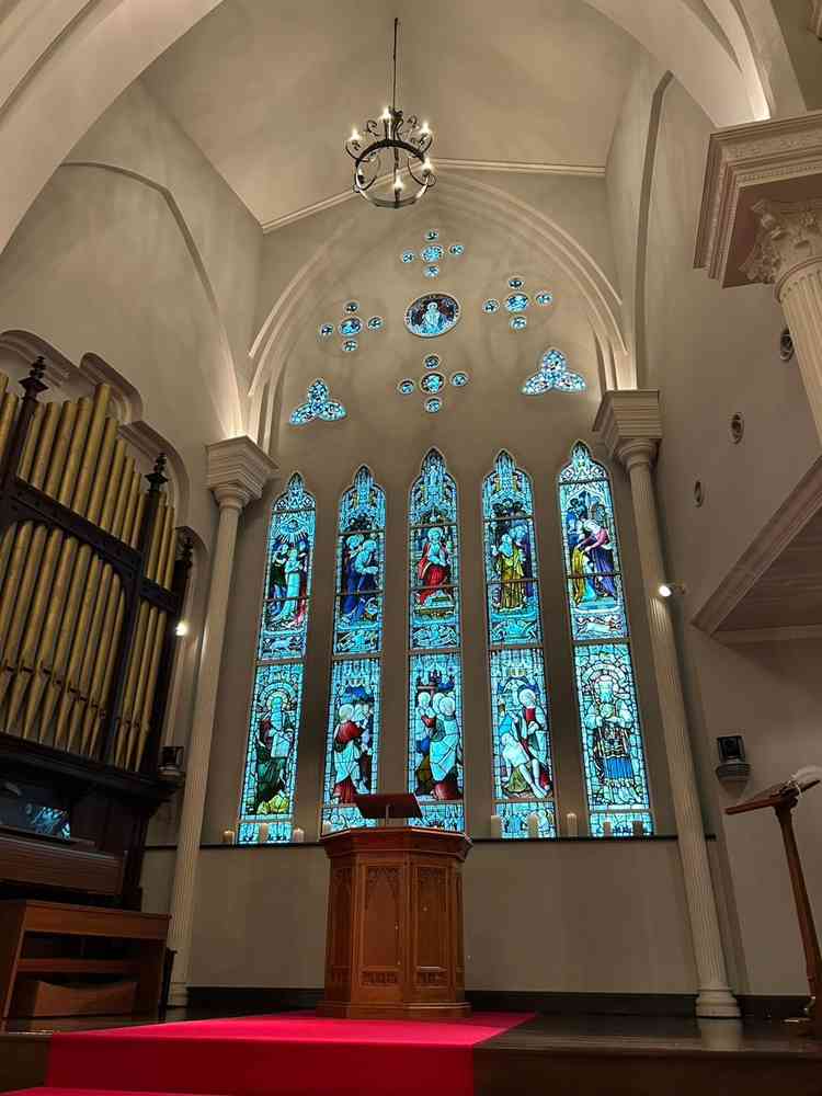ステンドグラスが綺麗でした。パイプオルガンも素敵。