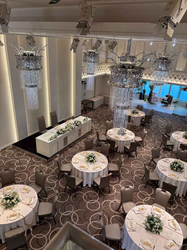 CONCERTOという披露宴会場を夫婦が降りてくる階段の上から撮影した写真。雰囲気がとても良かった
