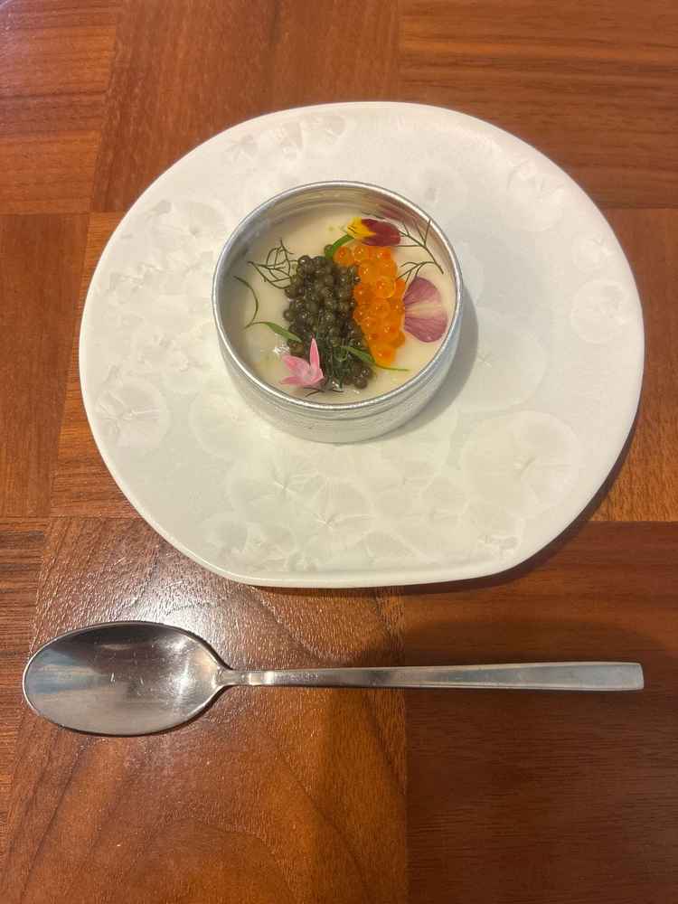 キャビアも中に入っていて豪華な料理だった。