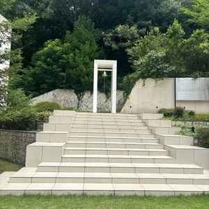 誓いの鐘も緑の中にありました。