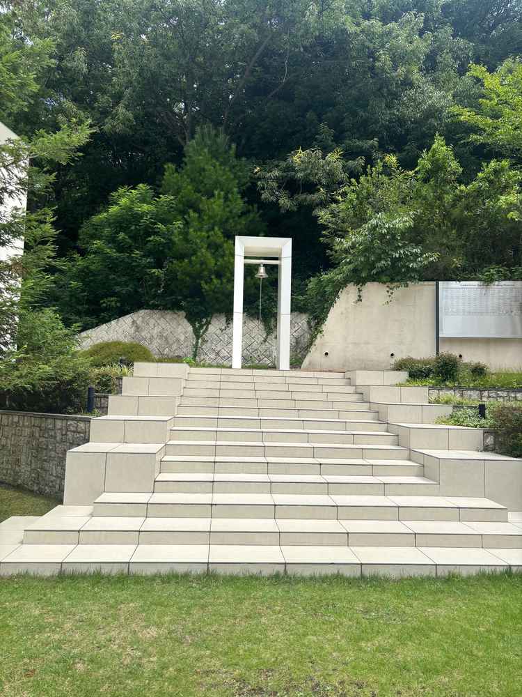 誓いの鐘も緑の中にありました。