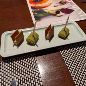 フォアグラを八橋で挟み、生八ツ橋で巻いたフィンガーフード。ウェルカムドリンクと一緒に出す。