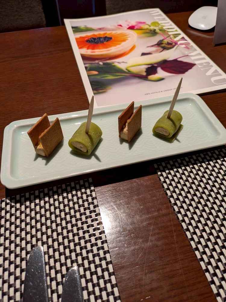 フォアグラを八橋で挟み、生八ツ橋で巻いたフィンガーフード。ウェルカムドリンクと一緒に出す。