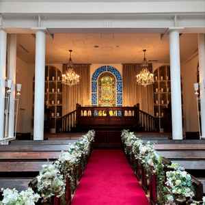 チャペルのステージ側。自然光で全体が明るい式場でした。