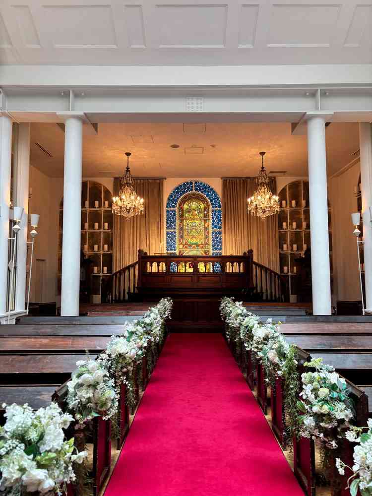 チャペルのステージ側。自然光で全体が明るい式場でした。