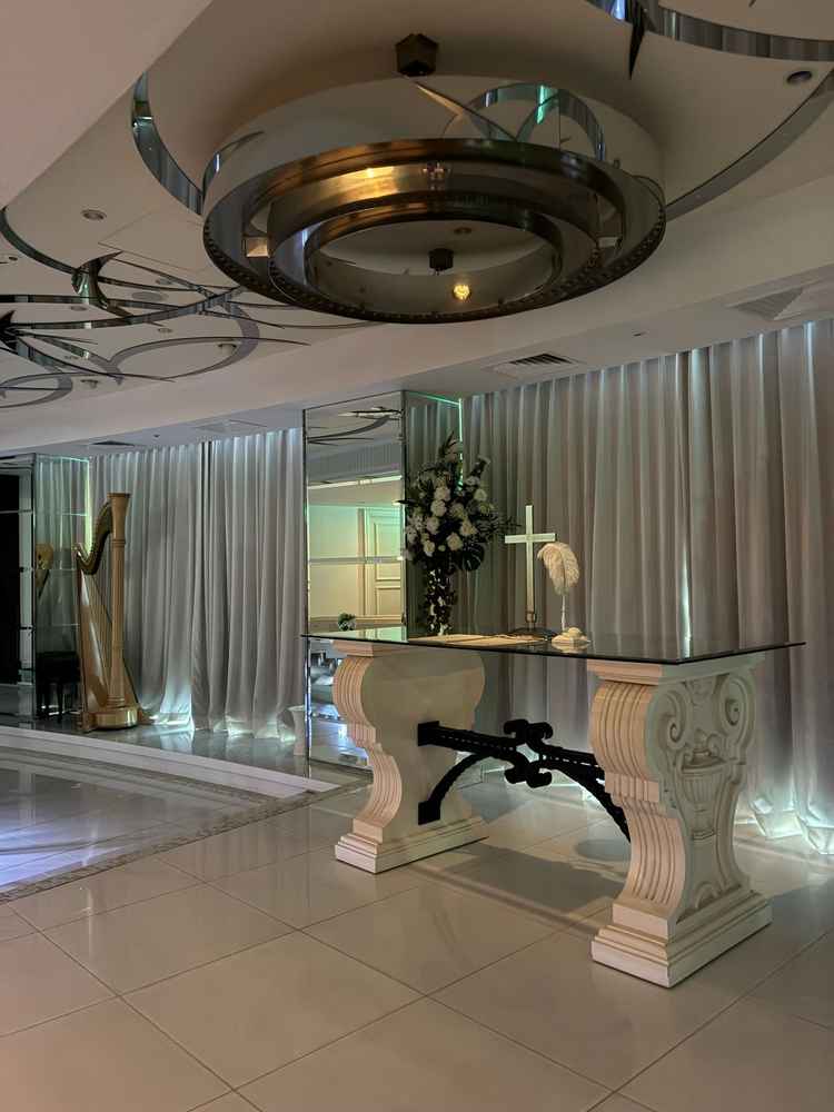 チャペル（入場時）。白を基調としており、バージンロードがふたつありました。とても素敵な空間でした。