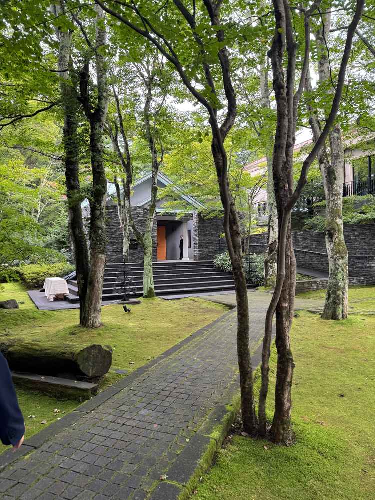 チャペ軽井沢らしい豊かな緑に囲まれた、落ち着いた雰囲気があり、チャペルに続く新緑がとても綺麗でした。