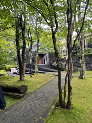 チャペ軽井沢らしい豊かな緑に囲まれた、落ち着いた雰囲気があり、チャペルに続く新緑がとても綺麗でした。