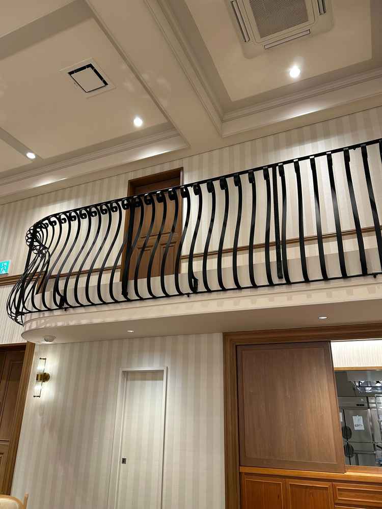 披露宴会場内の階段の写真。階段があることで演出の幅が広がりそうで良い。