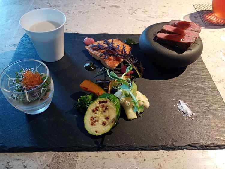 お料理はお箸で食べられるように工夫されてました。