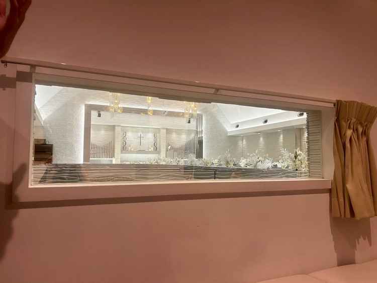 挙式会場スタンバイエリアのマジックミラー。新郎新婦が待機している時から中の様子が見える