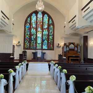 チャペルはホテル近くにあるセント・ルーク教会です。