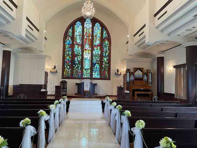 チャペルはホテル近くにあるセント・ルーク教会です。