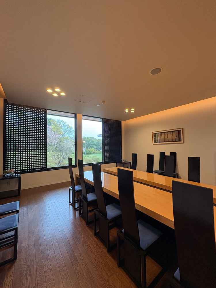 親族ごとの控え室があり、椅子も着物でも座りやすい設計になっていました。