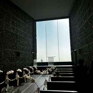 チャペルです。大きなガラス張りの向こうには澄みきった景色が広がっていて幻想的でした。