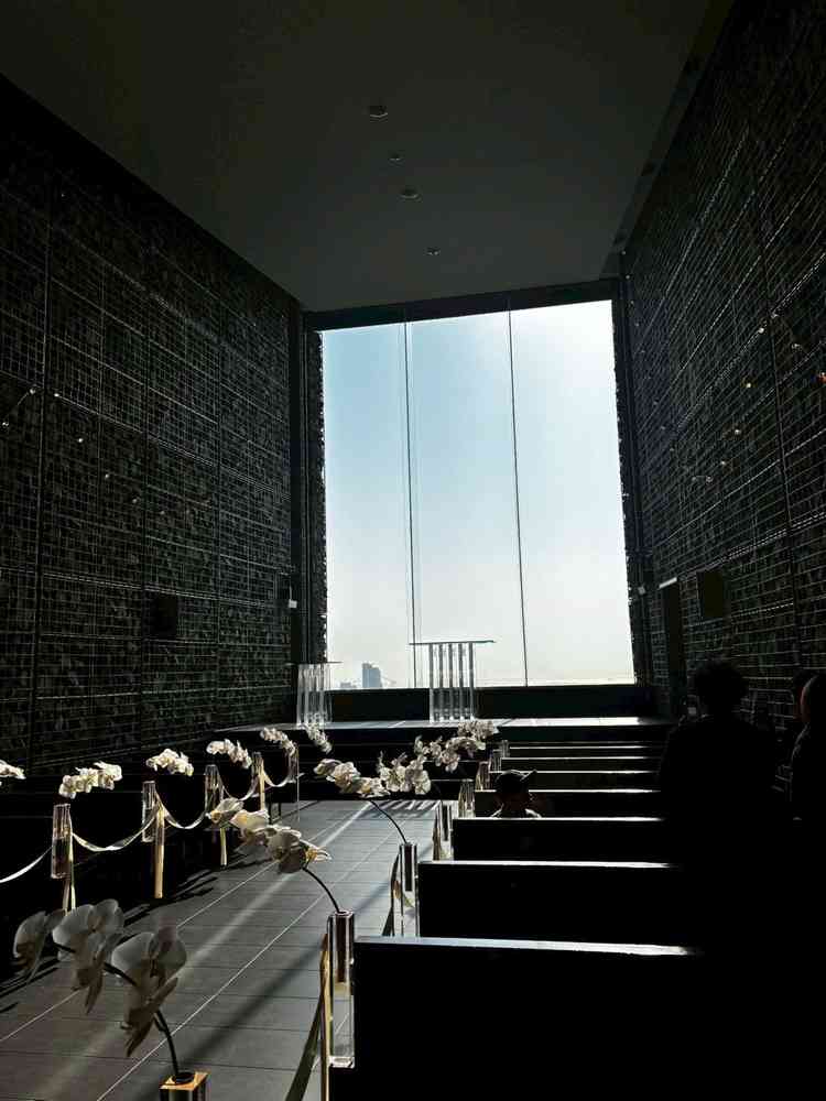 チャペルです。大きなガラス張りの向こうには澄みきった景色が広がっていて幻想的でした。