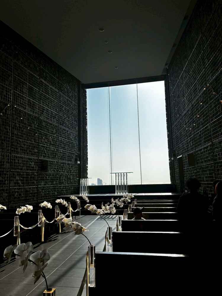 チャペルです。大きなガラス張りの向こうには澄みきった景色が広がっていて幻想的でした。