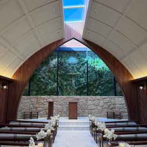 チャペルです。天窓があるため、かなり明るく素敵な雰囲気でした。椅子を動かせるのもいいなと思いました！