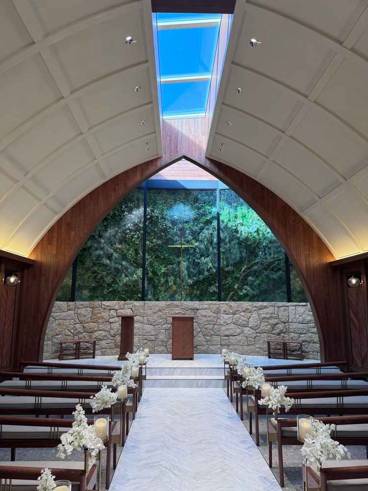 チャペルです。天窓があるため、かなり明るく素敵な雰囲気でした。椅子を動かせるのもいいなと思いました！