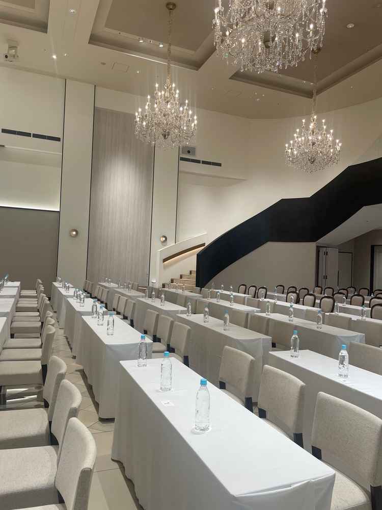 写真は会議仕様になっていますが、披露宴会場グラスの大階段はとても魅力的でした。