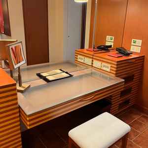 花嫁のヘアメイクを行うところ