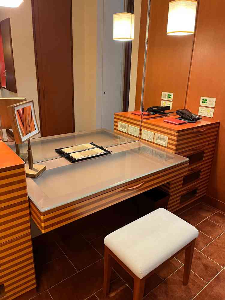 花嫁のヘアメイクを行うところ