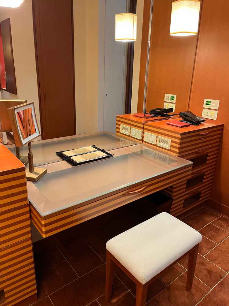 花嫁のヘアメイクを行うところ