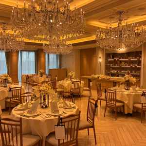 全3つある中の一つの披露宴会場。こちらは木目調のあったかい雰囲気をメインとしている。