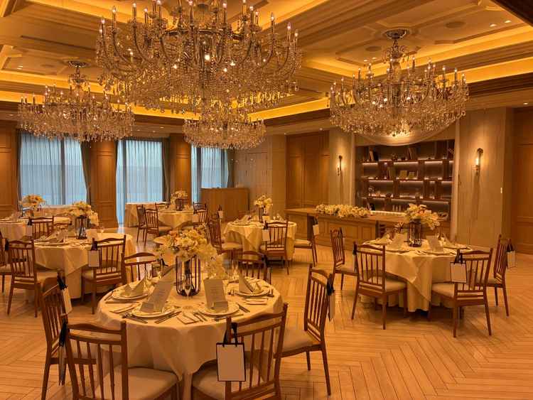 全3つある中の一つの披露宴会場。こちらは木目調のあったかい雰囲気をメインとしている。