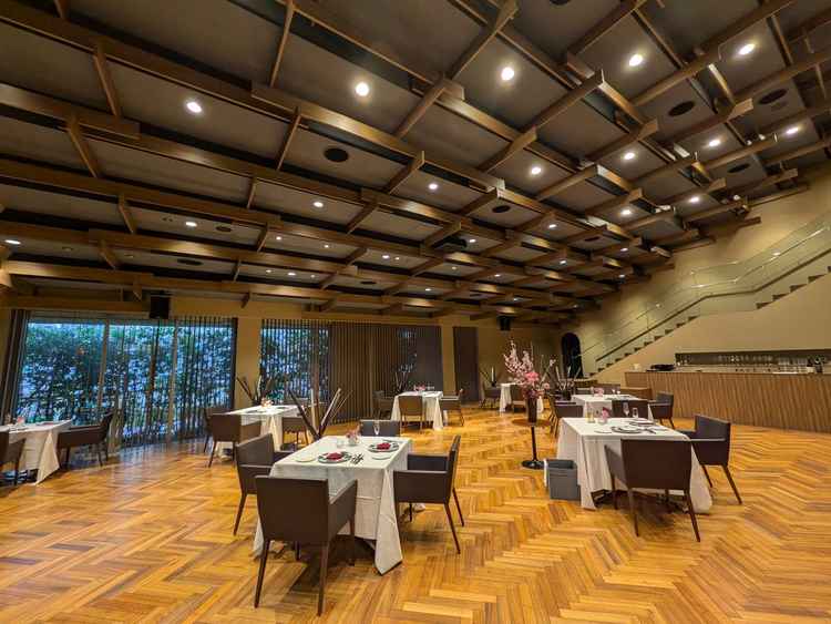 落ち着いた雰囲気の披露宴会場②