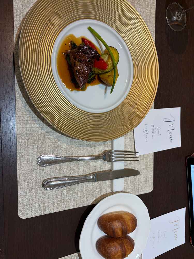 コースの試食を頂いた際の写真。牛肉が食べやすく、パンも含めて美味しかった。