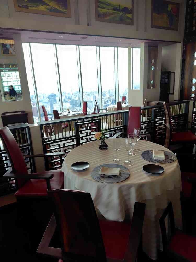 会場のサイズも予定しているゲストな数で余裕のスペースなのと、一段高い場所があるので親族席にすることが