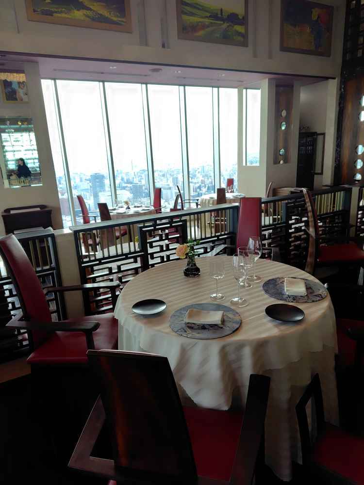 会場のサイズも予定しているゲストな数で余裕のスペースなのと、一段高い場所があるので親族席にすることが