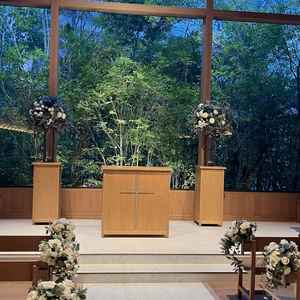 木をベースとしたチャペルは明るい印象で緑が沢山で素敵でした。街中にいる事を忘れる様な感覚でした。