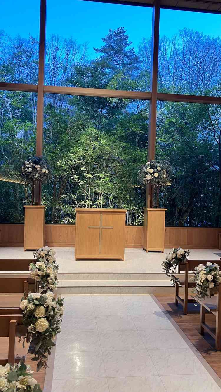 木をベースとしたチャペルは明るい印象で緑が沢山で素敵でした。街中にいる事を忘れる様な感覚でした。