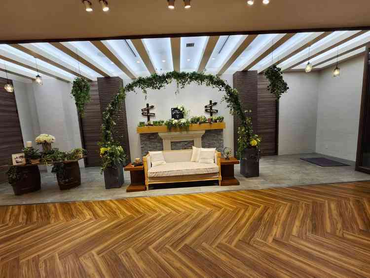 披露宴会場内に新郎新婦等が寛ぐスペースなのか、お洒落な空間がありました。