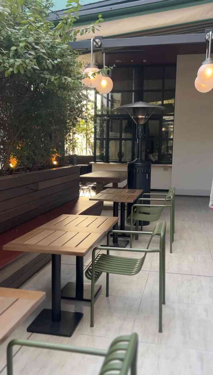 披露宴会場(MORI)の外のテラスの空間