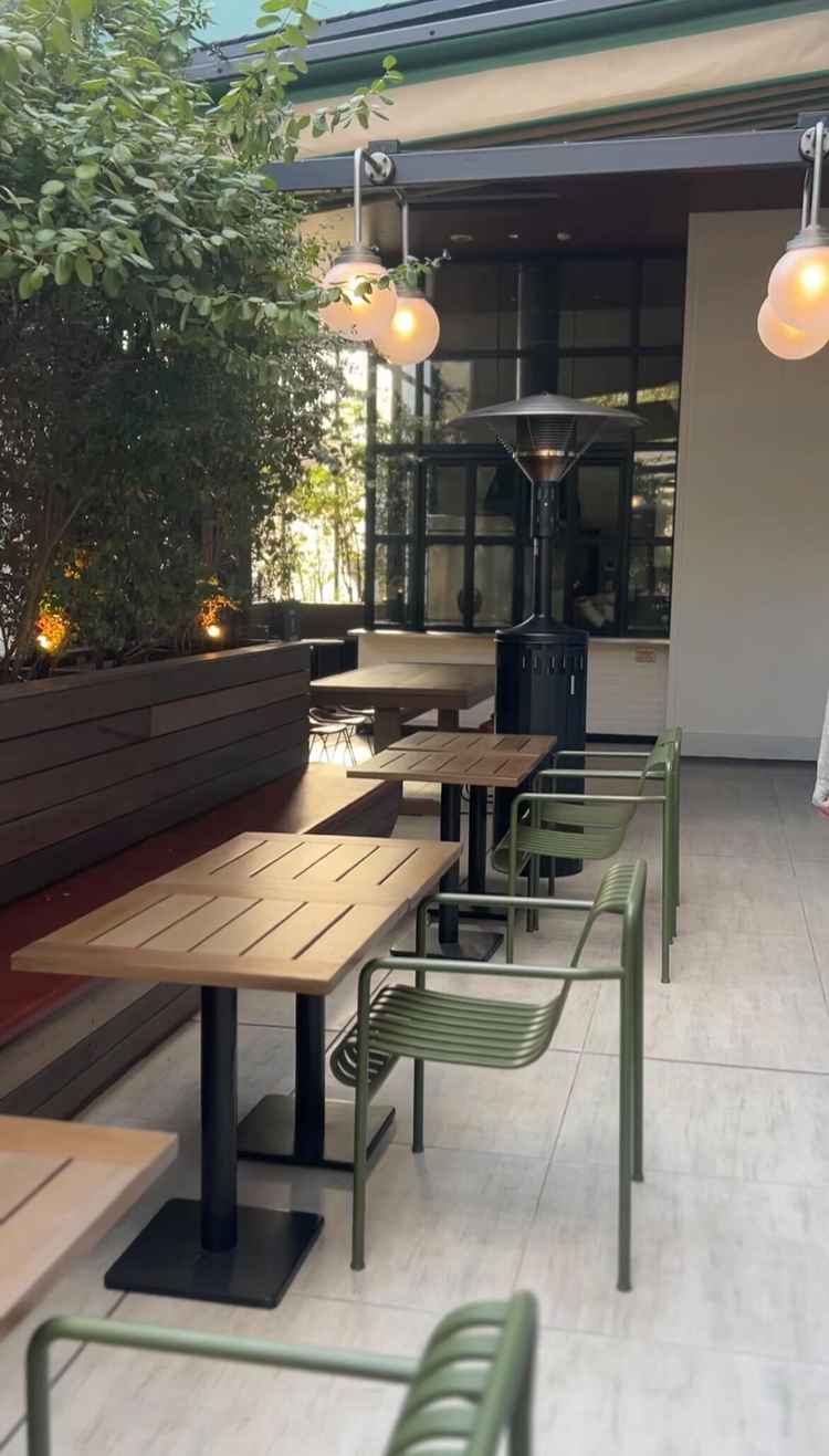 披露宴会場(MORI)の外のテラスの空間