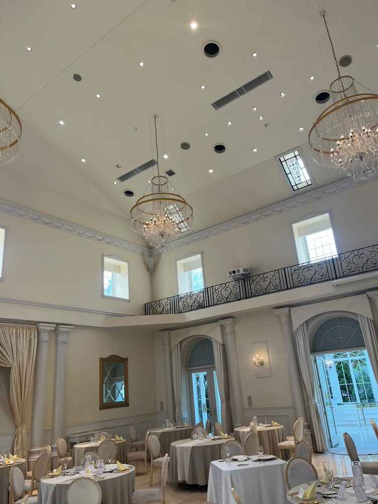 白を基調とした会場で、いろんなコーディネートがしやすいなという印象をうけました。